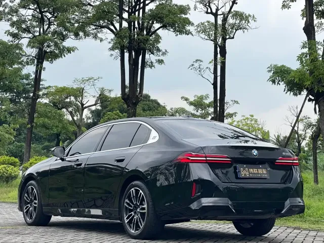 BMW 5 Series — Фото автомобиля 4