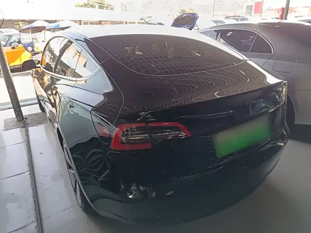 Tesla Model 3 — Фото автомобиля 4