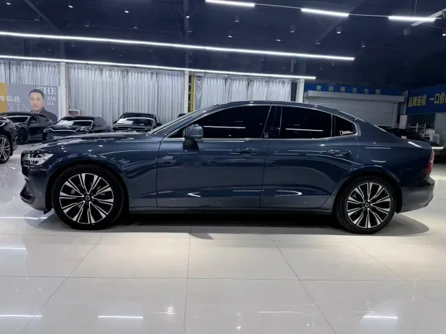 Volvo S60 — Фото автомобиля 5