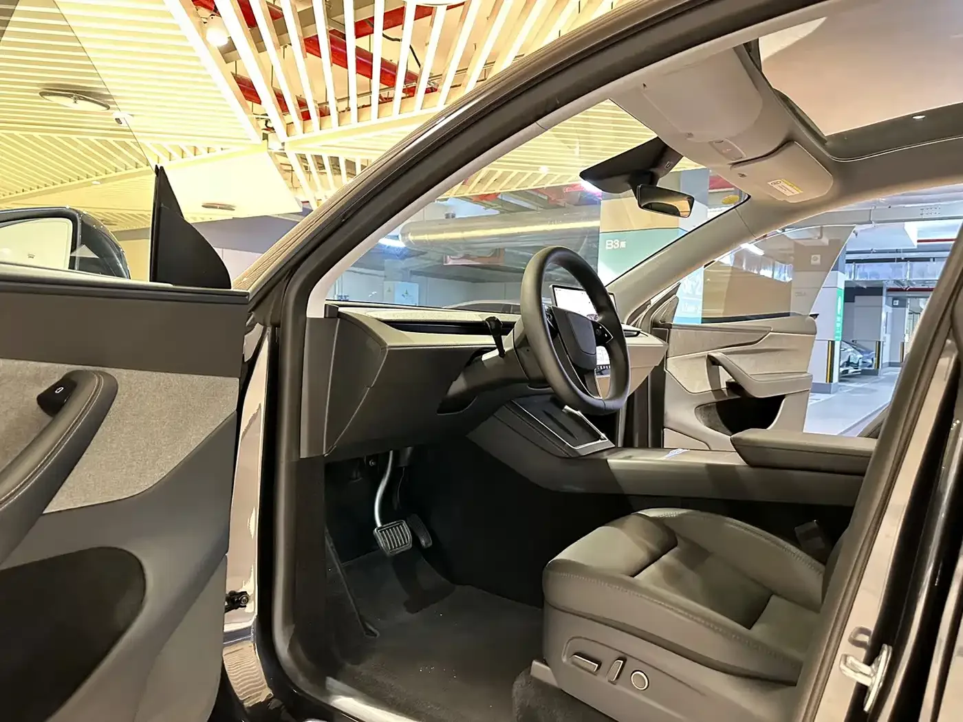 Tesla Model Y 2025 Model Rear-Wheel Drive Launch Edition — Фото автомобиля 8