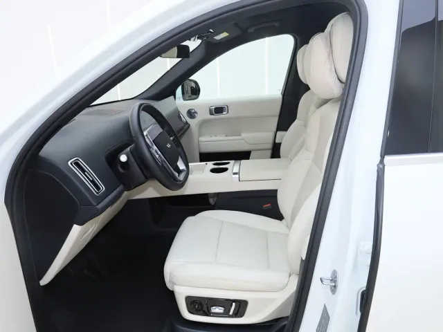 Li Auto L8 — Фото автомобиля 17