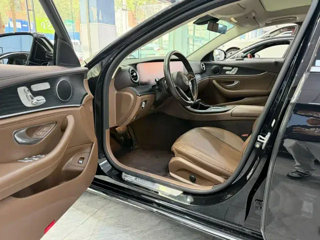 Mercedes-Benz E-Class — Фото автомобиля 4