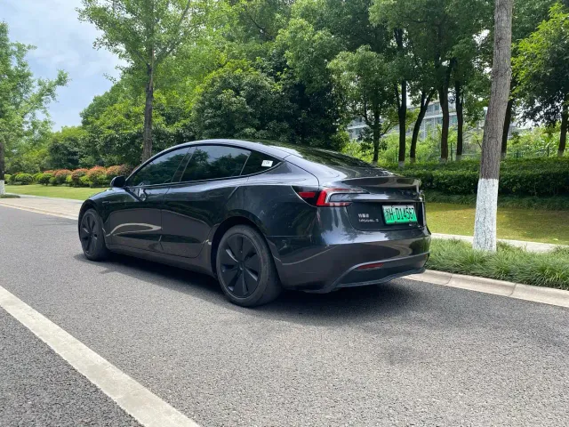 Tesla Model 3 — Фото автомобиля 4