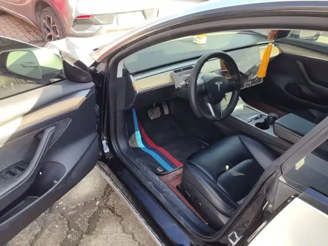 Tesla Model 3 — Фото автомобиля 15