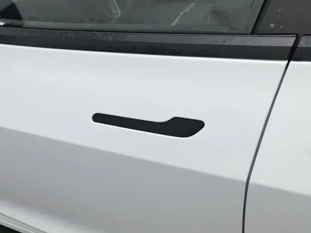 Tesla Model 3 — Фото автомобиля 18