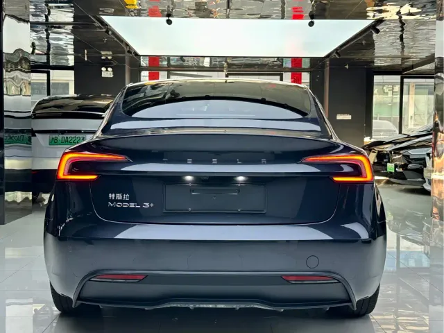 Tesla Model 3 — Фото автомобиля 12