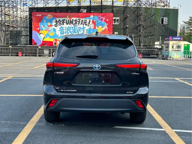 Toyota Highlander — Фото автомобиля 3