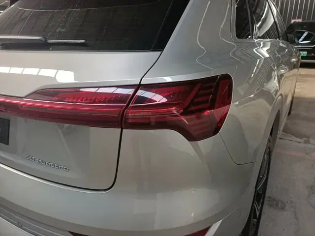 Audi e-tron — Фото автомобиля 7