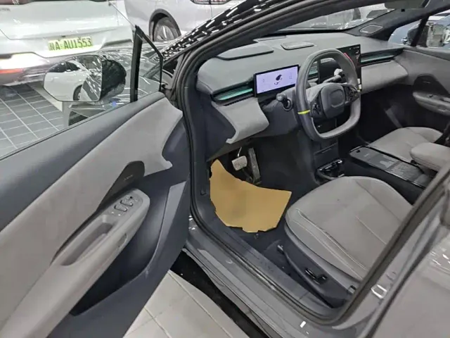 Lynk & Co Z20 — Фото автомобиля 15