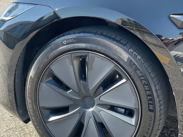 Tesla Model 3 — Фото автомобиля 4
