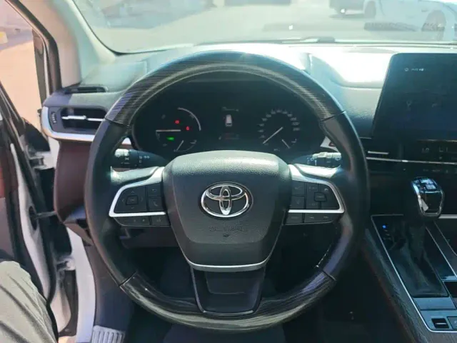 Toyota Sienna — Фото автомобиля 10
