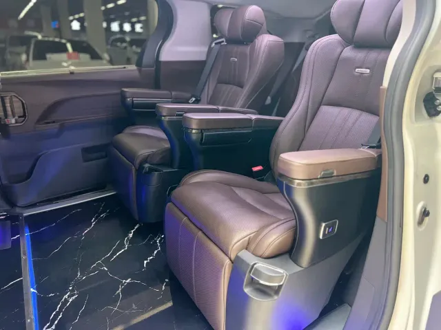 Toyota Sienna — Фото автомобиля 8