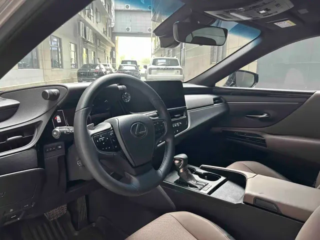 Lexus ES — Фото автомобиля 13