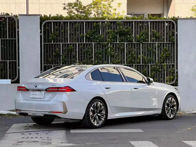 BMW 5 Series — Фото автомобиля 4