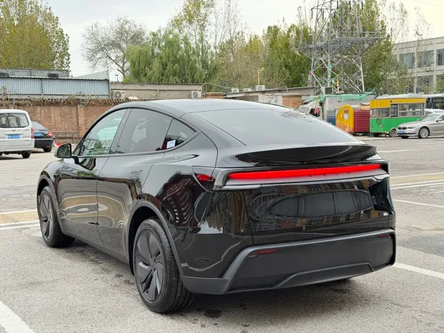 Tesla Model Y — Фото автомобиля 7