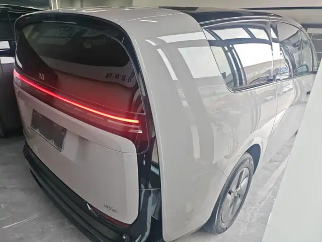 Li Auto MEGA — Фото автомобиля 6