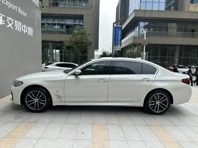 BMW 5 Series — Фото автомобиля 3