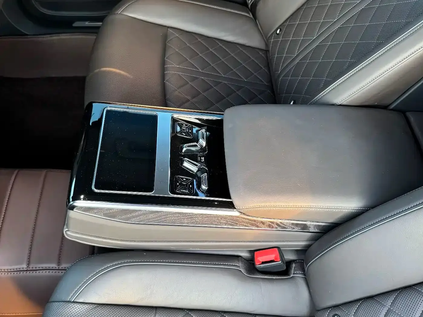 Audi Audi A8 2024 Model A8L 50 TFSI quattro Premium Selection — Фото автомобиля 4