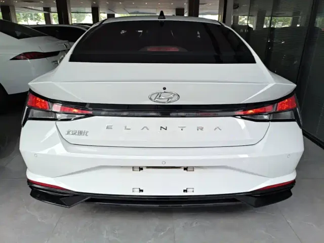 Hyundai Elantra — Фото автомобиля 5