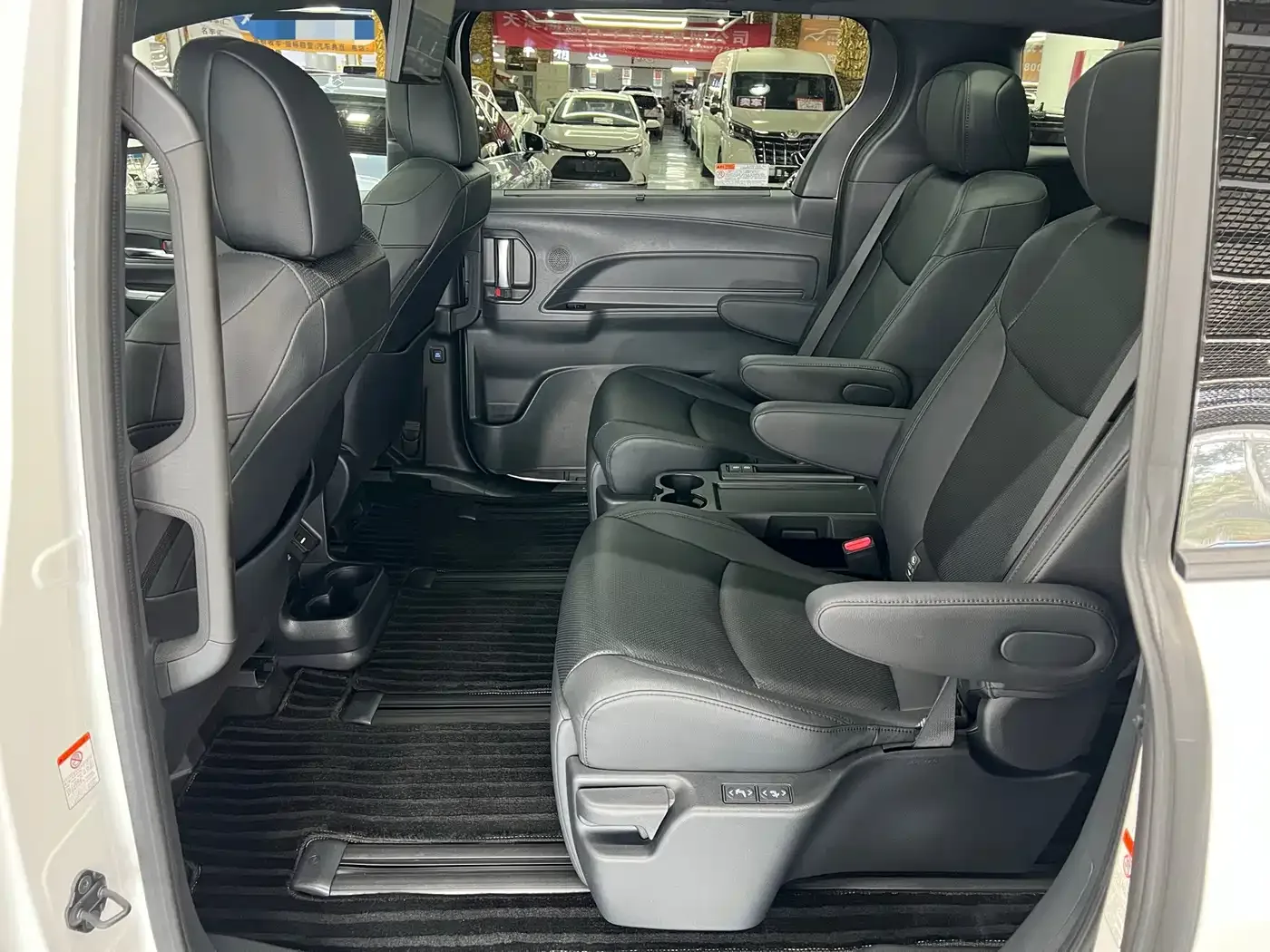 Toyota Granvia 2022 Model Year 2.5L Hybrid Flagship Edition — Фото автомобиля 6