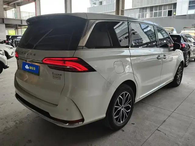 Roewe Roewe iMAX8 EV 2025 1.5T DMH Land Luxury Edition — Фото автомобиля 3