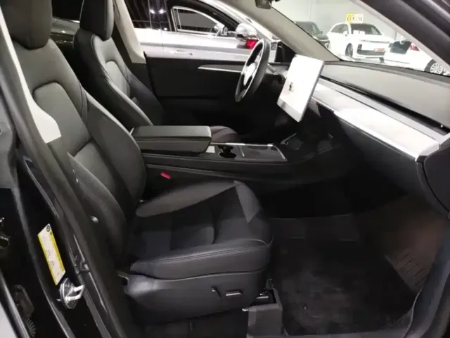Tesla Model Y — Фото автомобиля 24