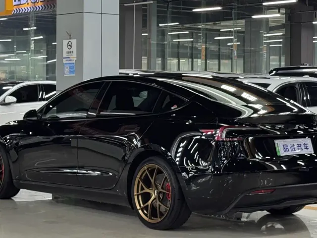 Tesla Model 3 — Фото автомобиля 4