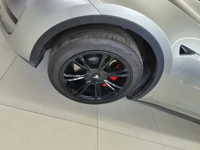 Tesla Model Y — Фото автомобиля 22