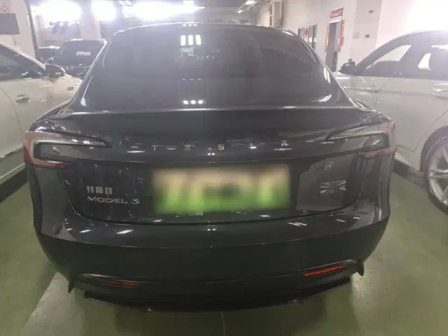Tesla Model 3 — Фото автомобиля 5