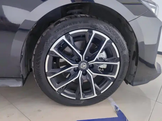 Changan Changan UNI-V iDD 2024 Blue Whale Smart iDD 136km Smart Cool — Фото автомобиля 6