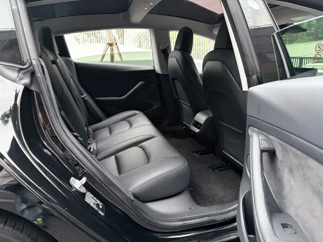 Tesla Model 3 — Фото автомобиля 11