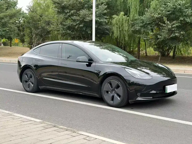 Tesla Model 3 — Фото автомобиля 2
