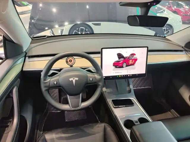 Tesla Model Y — Фото автомобиля 9