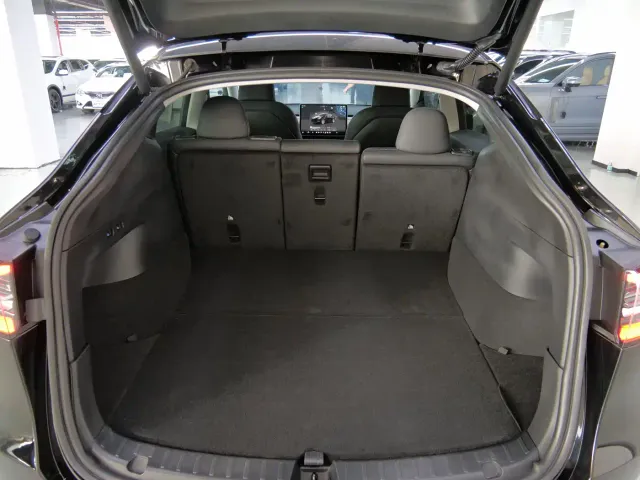 Tesla Model Y — Фото автомобиля 13