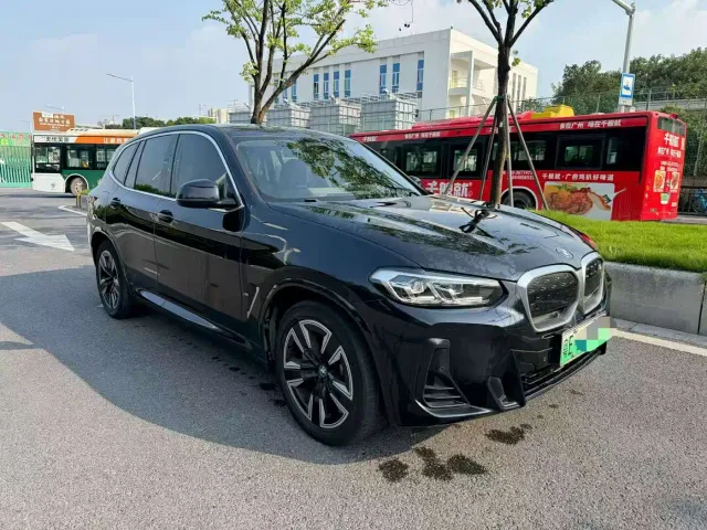 BMW iX3 — Фото автомобиля 3