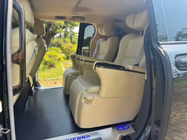 Toyota Sienna — Фото автомобиля 10