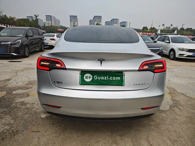 Tesla Model 3 — Фото автомобиля 3