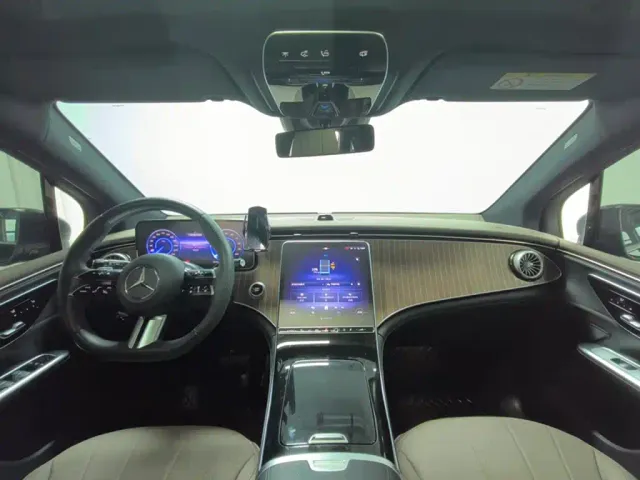 Mercedes-Benz EQE SUV — Фото автомобиля 3