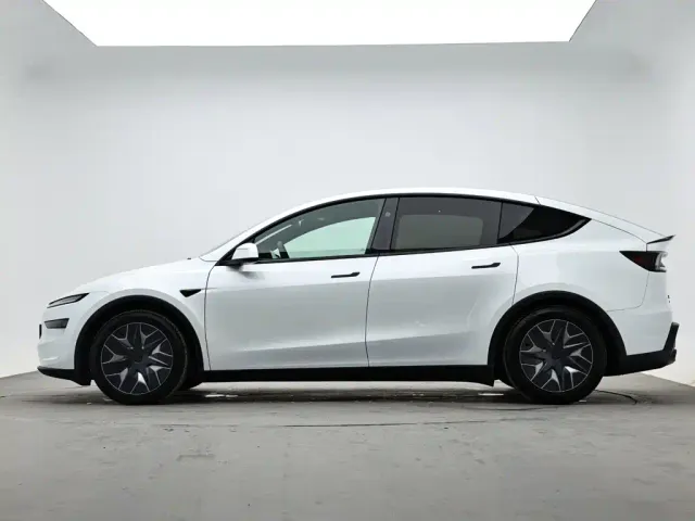 Tesla Model Y L — Фото автомобиля 6