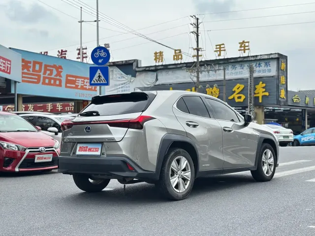 Lexus UX — Фото автомобиля 3