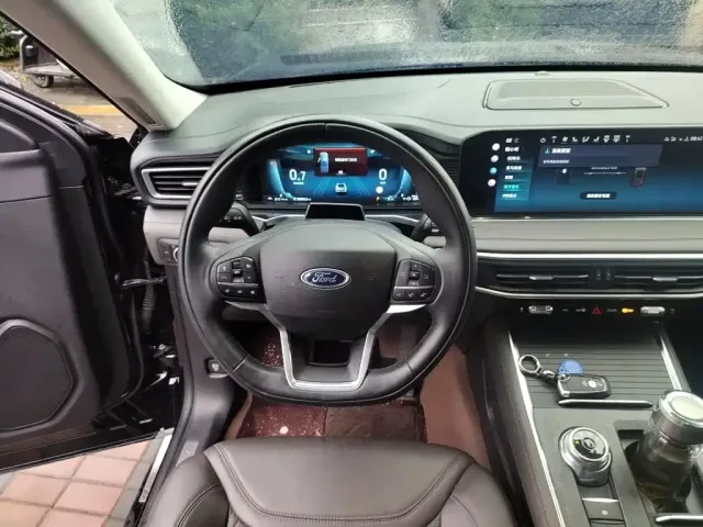Ford Explorer — Фото автомобиля 2