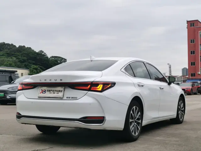 Lexus ES — Фото автомобиля 5