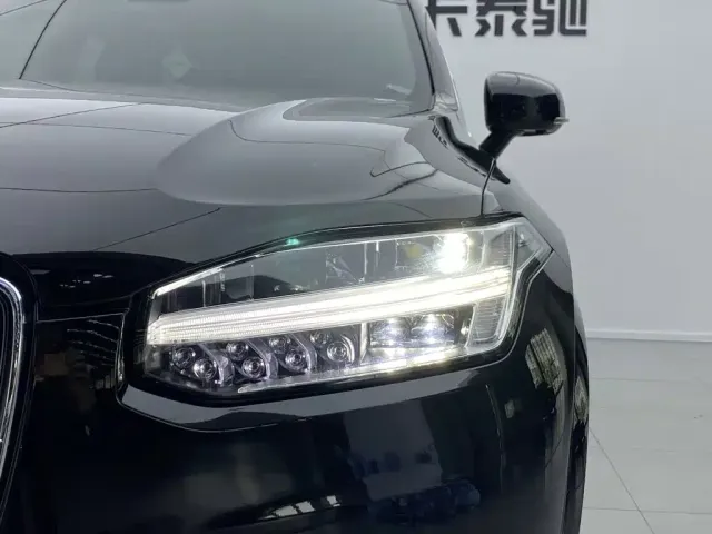 Volvo XC90 — Фото автомобиля 6