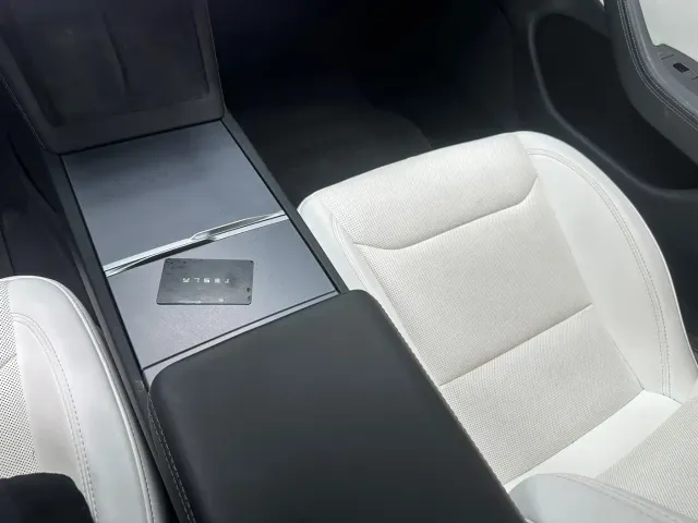 Tesla Model 3 — Фото автомобиля 9