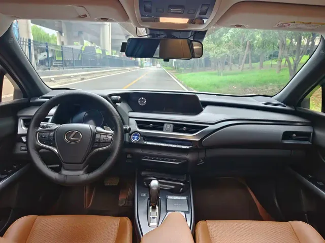 Lexus UX — Фото автомобиля 12
