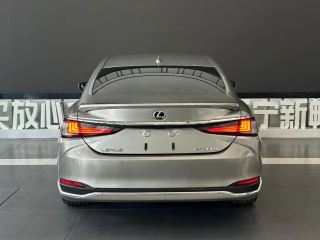 Lexus ES — Фото автомобиля 5