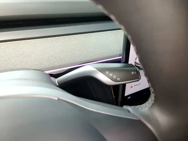 Tesla Model Y — Фото автомобиля 13