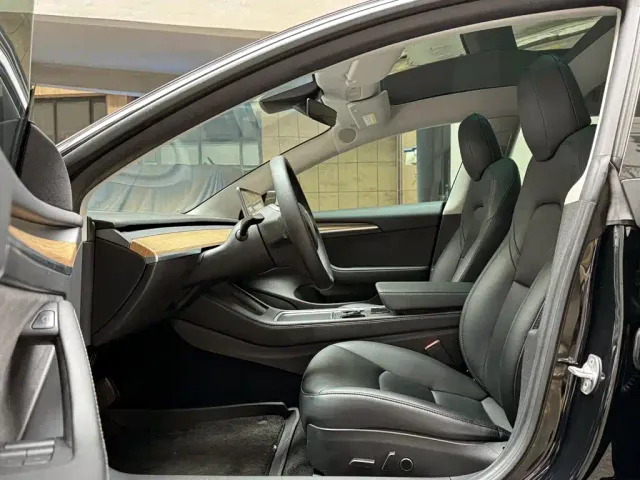 Tesla Model 3 — Фото автомобиля 9