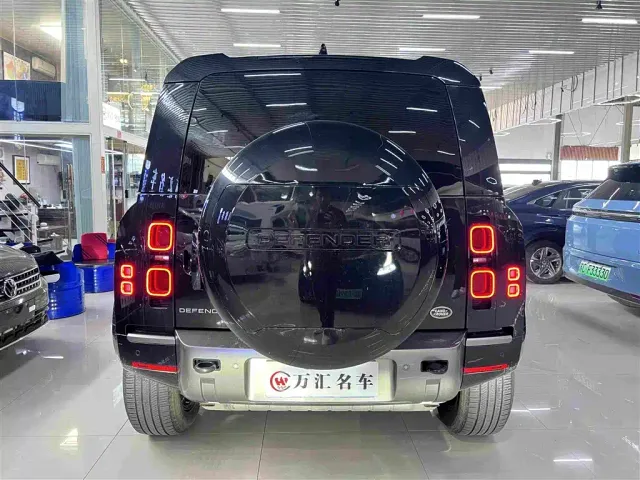 Land Rover Defender — Фото автомобиля 10