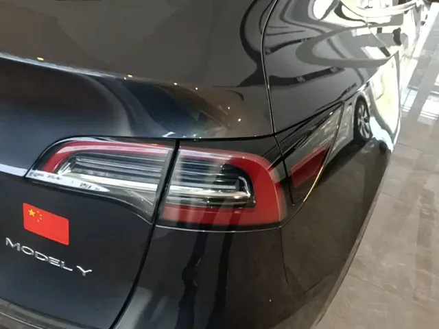 Tesla Model Y — Фото автомобиля 7